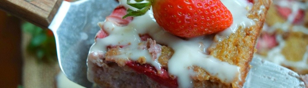 Strawberry Cheesecake Quinoa-Oat Breakfast Bake