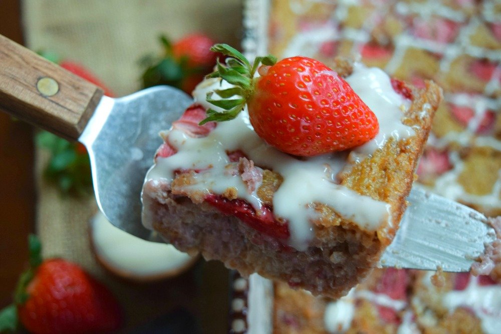 Strawberry Cheesecake Quinoa-Oat Breakfast Bake