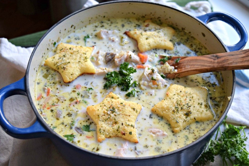 Skinny Turkey and Quinoa Pot Pie Soup is an easy soup recipe and great way to use up Thanksgiving and holiday leftovers. 