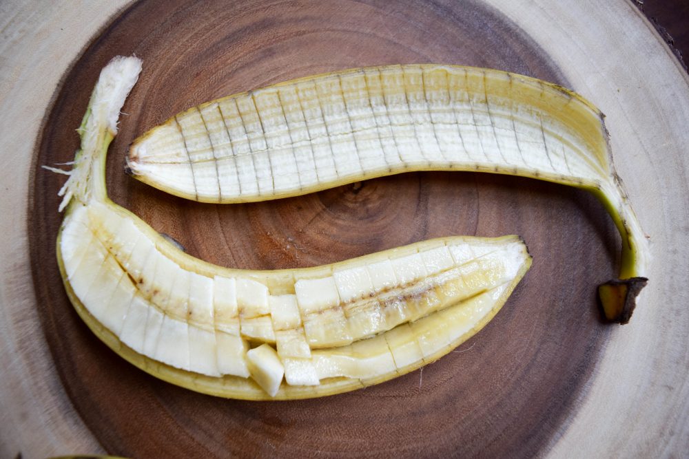 dicing banana in the peel