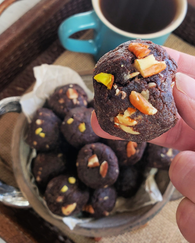 These rich and satisfying low carb brownie bites seems so decadent –but it’s actually a sugar-free brownie bite that is loaded with protein. Ingredients like plant-based protein powder, nut butter, and an assortment of chopped nuts boost each brownie ball with more than 7g protein to help keep you satiated. A great snack on the go, quick boost between meals of for post-workout nutrition.