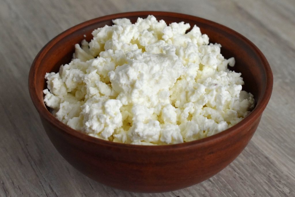 Cottage cheese is the OG of fit foods, so nutrient dense with calcium, b12, phosporus and 25g protein in a cup. Check out these 24 crave-worthy, protein-packed, completely elevated cottage cheese recipes to fuel your active lifestyle - from cottage cheese queso, pizza crusts and stuffed zucchini to cheesecake cups, crepes, and waffles. Great healthy meal inspo for breakfast, lunch, dinner and snacks / treats!